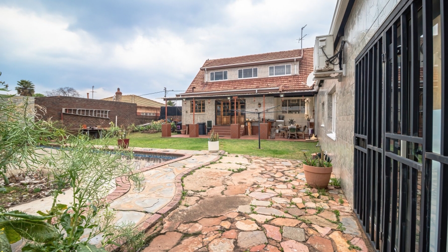 5 Bedroom Property for Sale in The Hill Gauteng