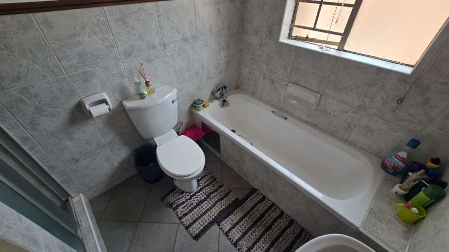 2 Bedroom Property for Sale in Die Hoewes Gauteng