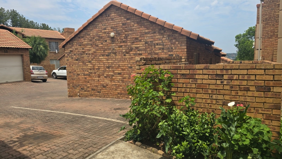 2 Bedroom Property for Sale in Die Hoewes Gauteng