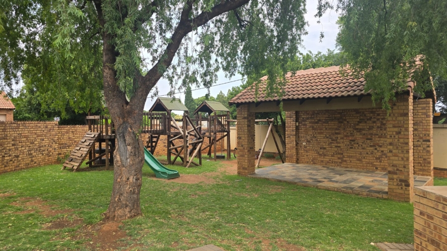 2 Bedroom Property for Sale in Die Hoewes Gauteng