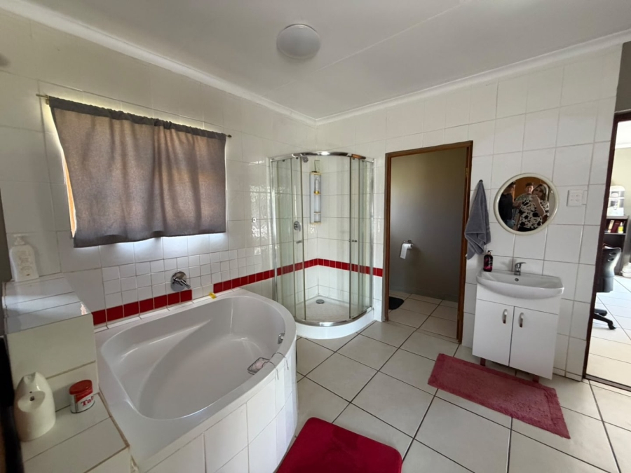 4 Bedroom Property for Sale in Derdepoort Gauteng
