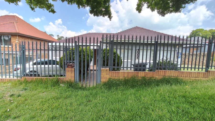 3 Bedroom Property for Sale in Linmeyer Gauteng