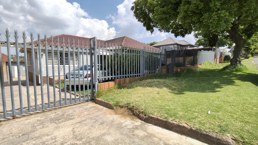 3 Bedroom Property for Sale in Linmeyer Gauteng