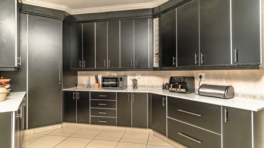 5 Bedroom Property for Sale in Beyers Park Gauteng