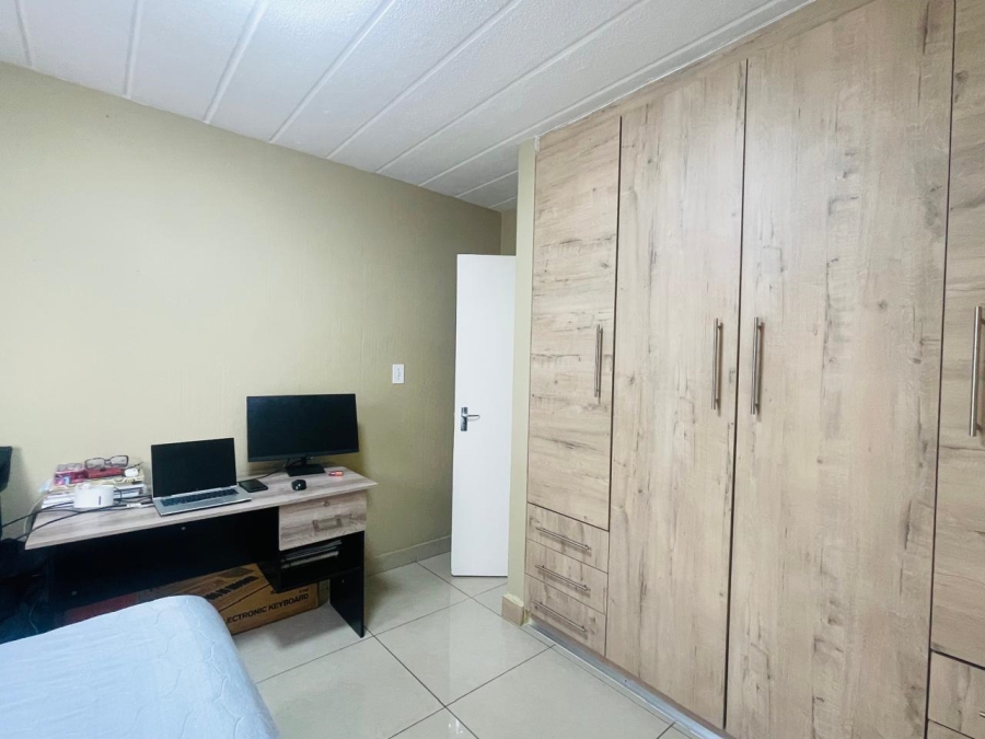 To Let 2 Bedroom Property for Rent in Vorna Valley Gauteng