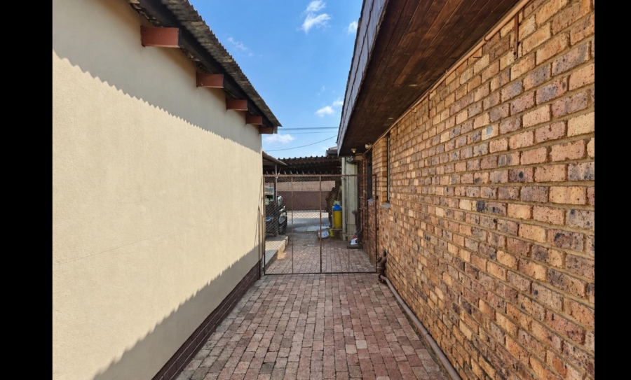 5 Bedroom Property for Sale in Pretoria Gardens Gauteng