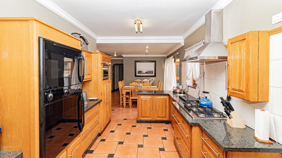 5 Bedroom Property for Sale in Garsfontein Gauteng