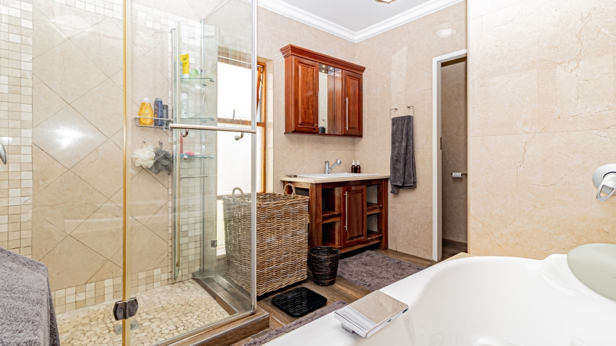 5 Bedroom Property for Sale in Garsfontein Gauteng