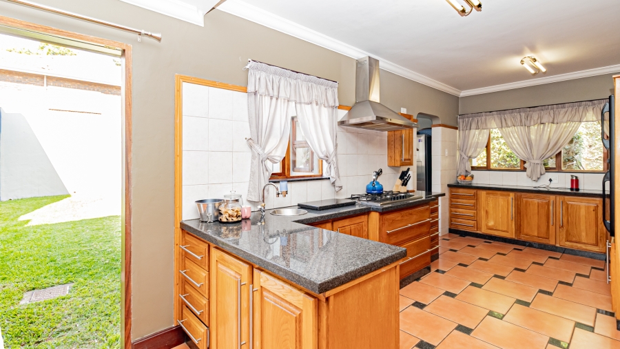 5 Bedroom Property for Sale in Garsfontein Gauteng