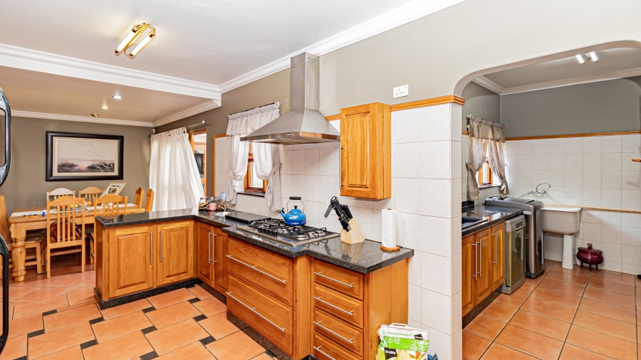 5 Bedroom Property for Sale in Garsfontein Gauteng