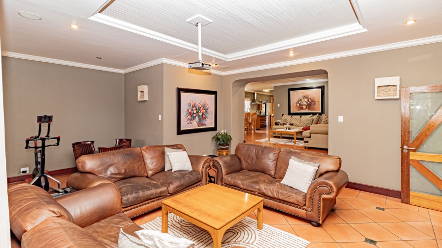 5 Bedroom Property for Sale in Garsfontein Gauteng