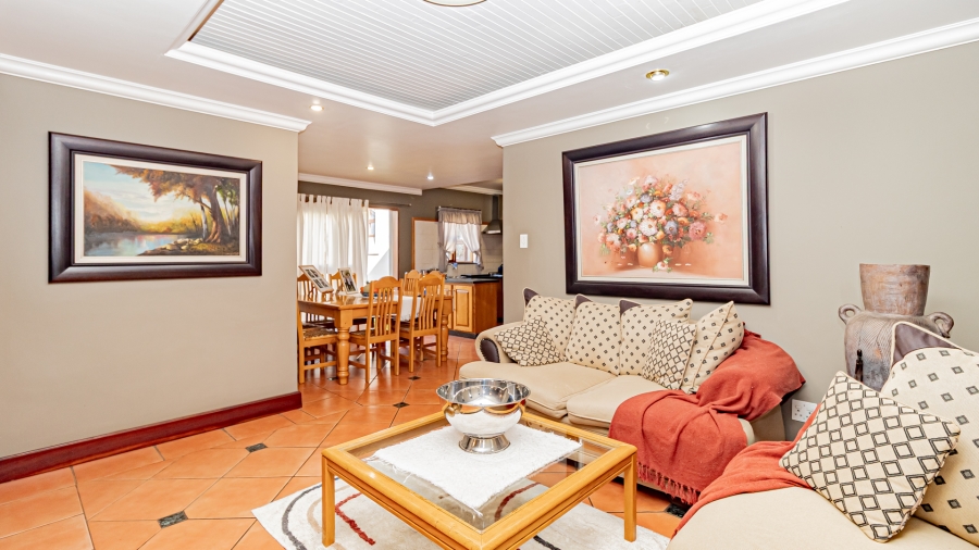 5 Bedroom Property for Sale in Garsfontein Gauteng