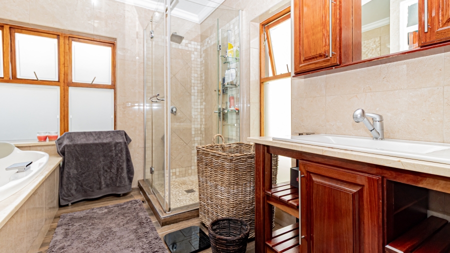 5 Bedroom Property for Sale in Garsfontein Gauteng