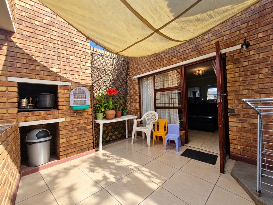 To Let 2 Bedroom Property for Rent in Allens Nek Gauteng