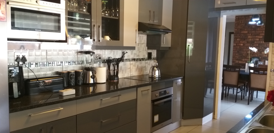 3 Bedroom Property for Sale in Crystal Park Gauteng