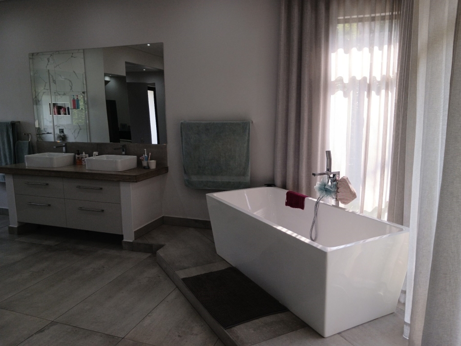 5 Bedroom Property for Sale in Three Rivers Gauteng