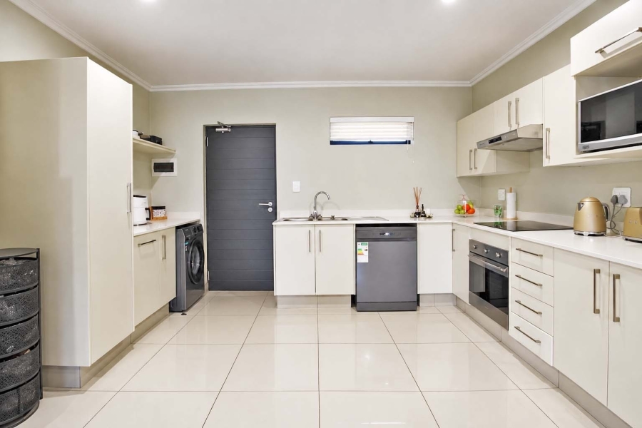 To Let 2 Bedroom Property for Rent in Bryanston Gauteng