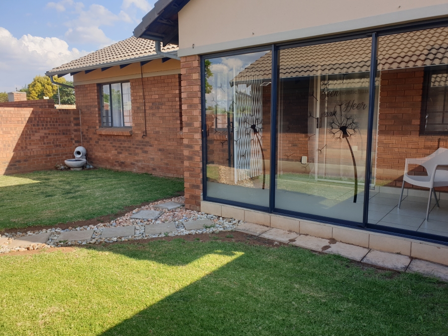 To Let 2 Bedroom Property for Rent in Equestria Gauteng