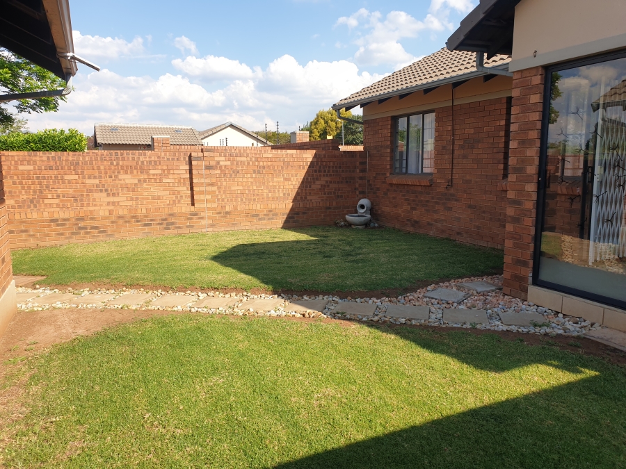 To Let 2 Bedroom Property for Rent in Equestria Gauteng