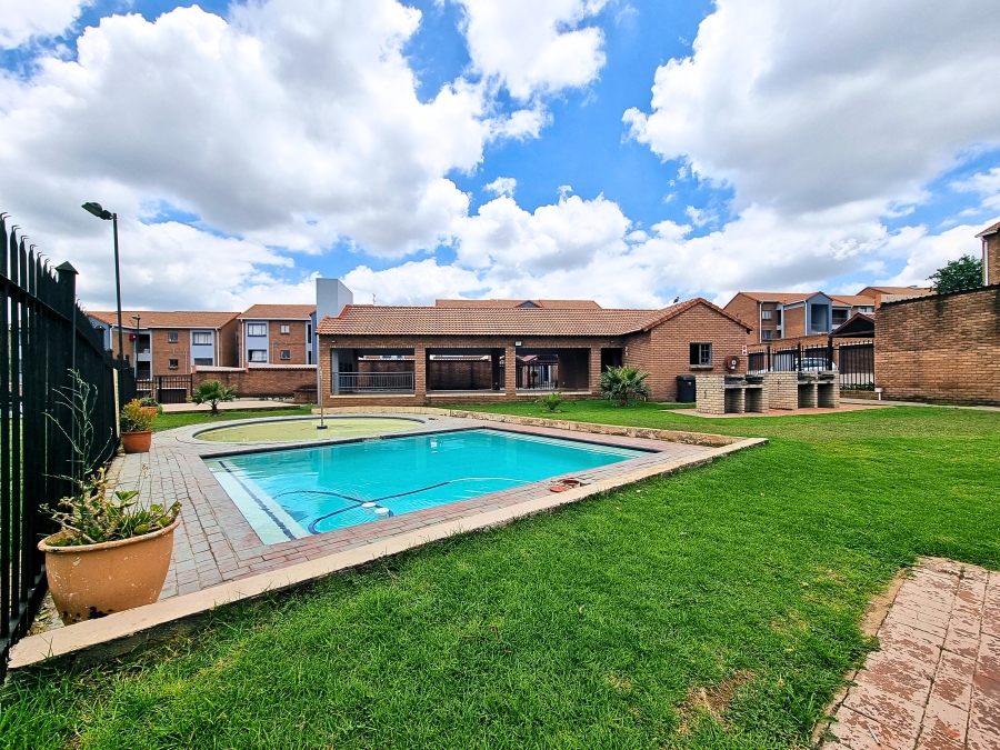 2 Bedroom Property for Sale in Vorna Valley Gauteng