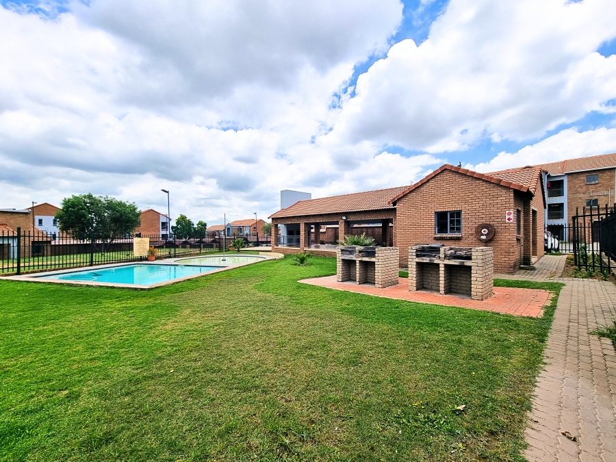 2 Bedroom Property for Sale in Vorna Valley Gauteng