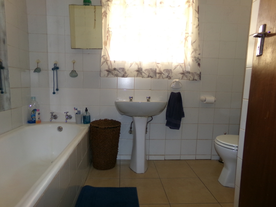 To Let 3 Bedroom Property for Rent in Wilro Park Gauteng