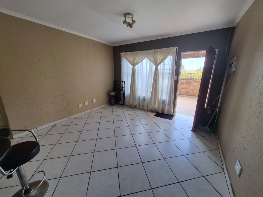 To Let 2 Bedroom Property for Rent in Croydon Gauteng