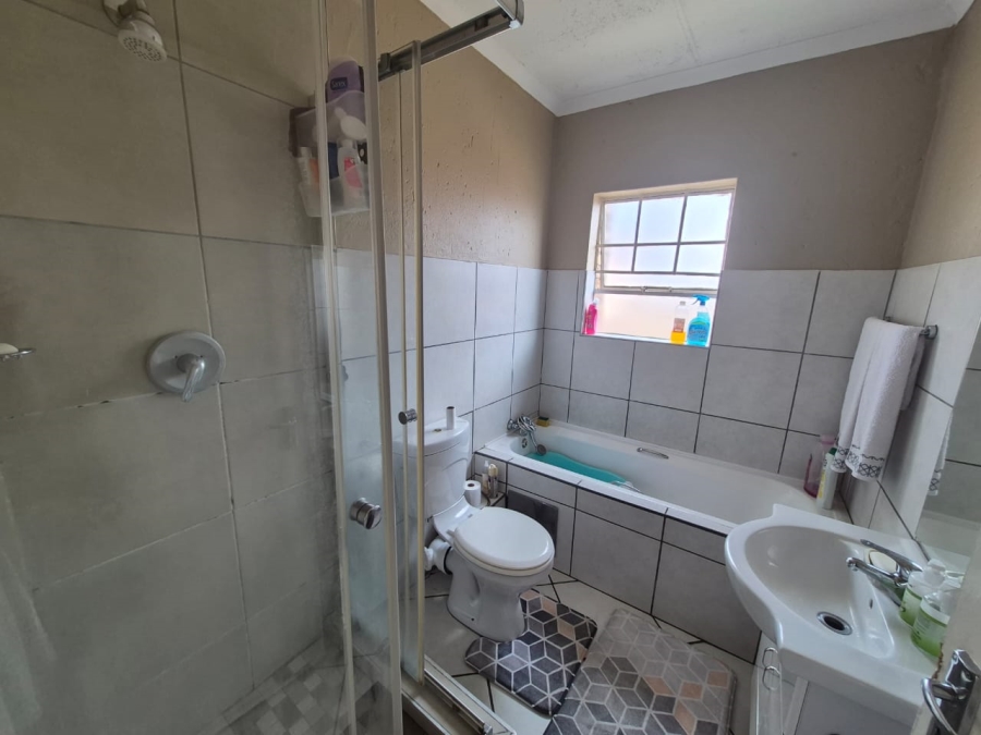To Let 2 Bedroom Property for Rent in Croydon Gauteng