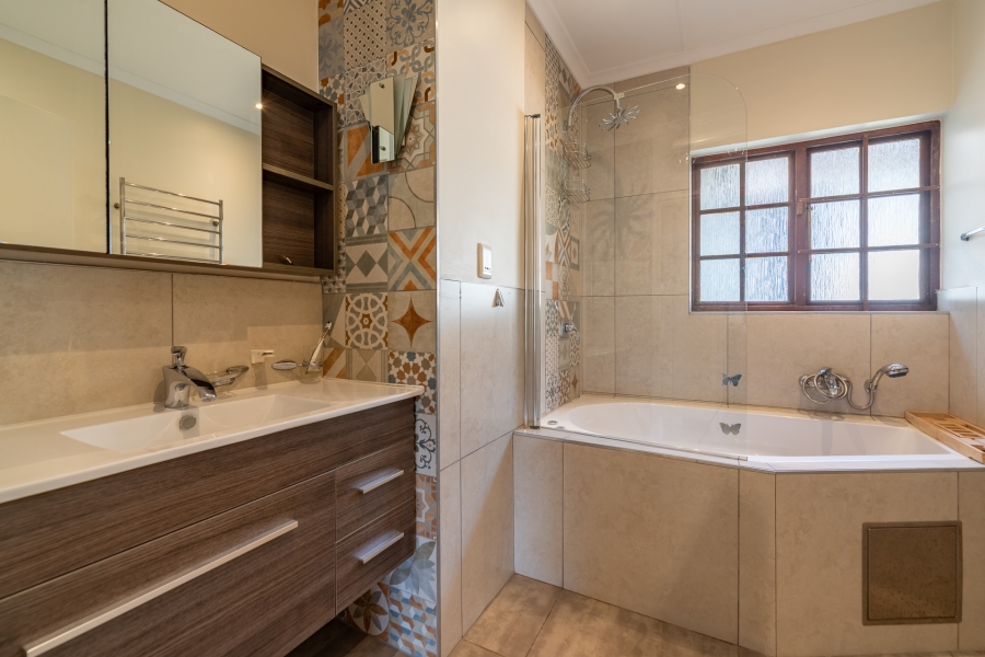2 Bedroom Property for Sale in Hurlingham Manor Gauteng