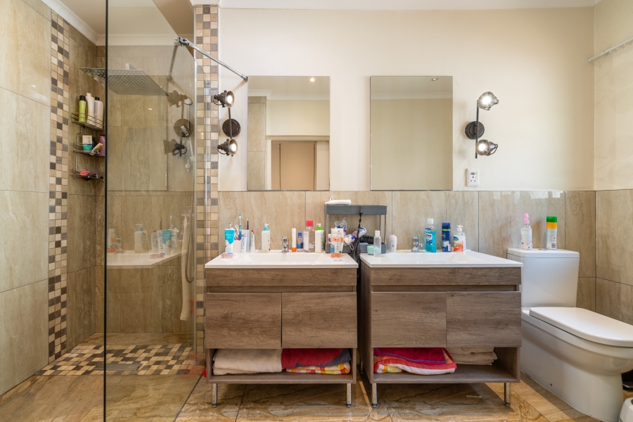 2 Bedroom Property for Sale in Hurlingham Manor Gauteng