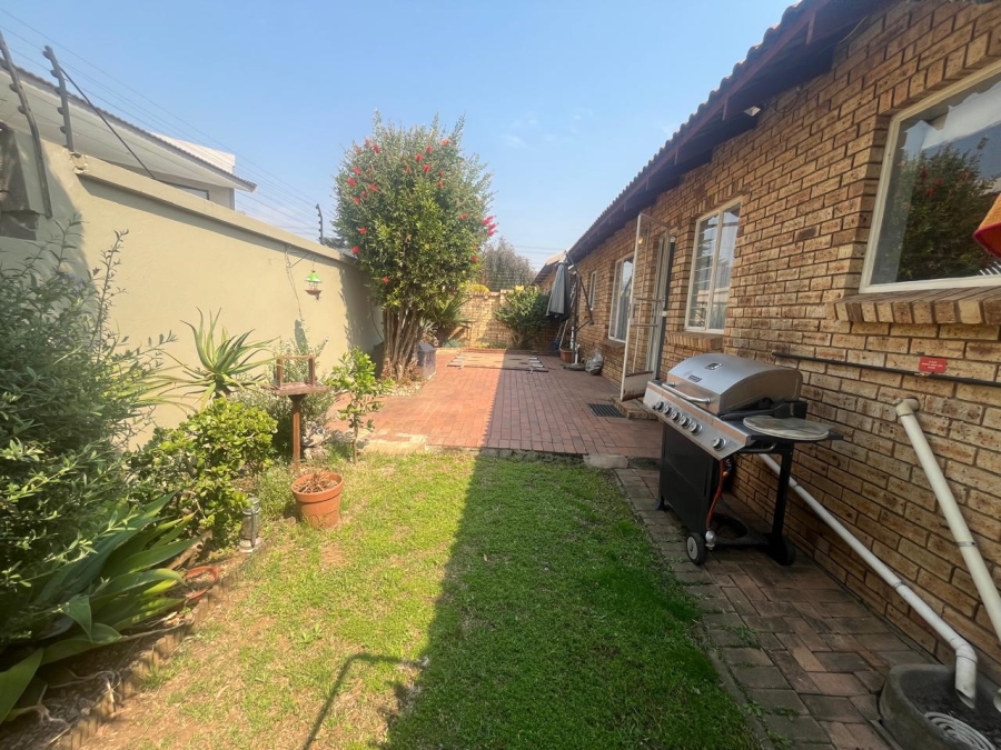 3 Bedroom Property for Sale in New Redruth Gauteng