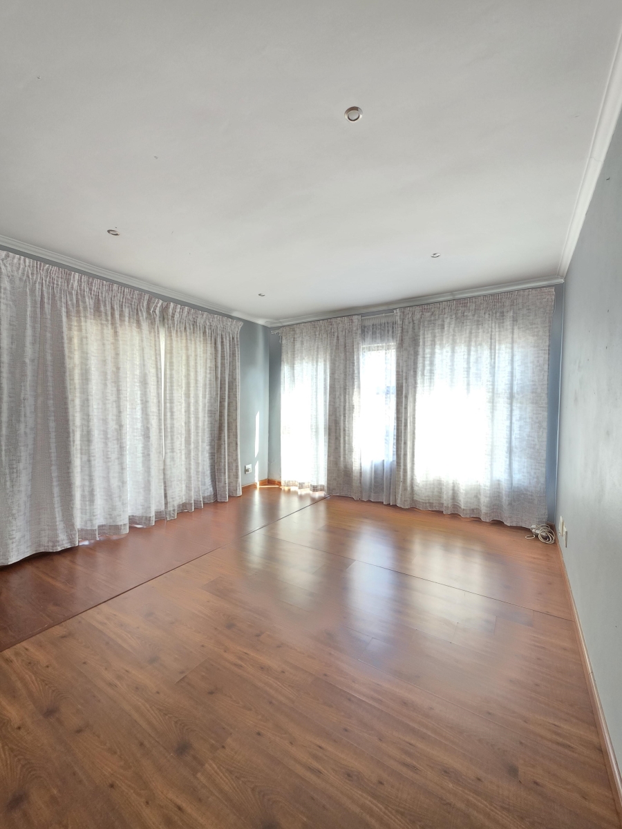 4 Bedroom Property for Sale in Pinehaven Gauteng
