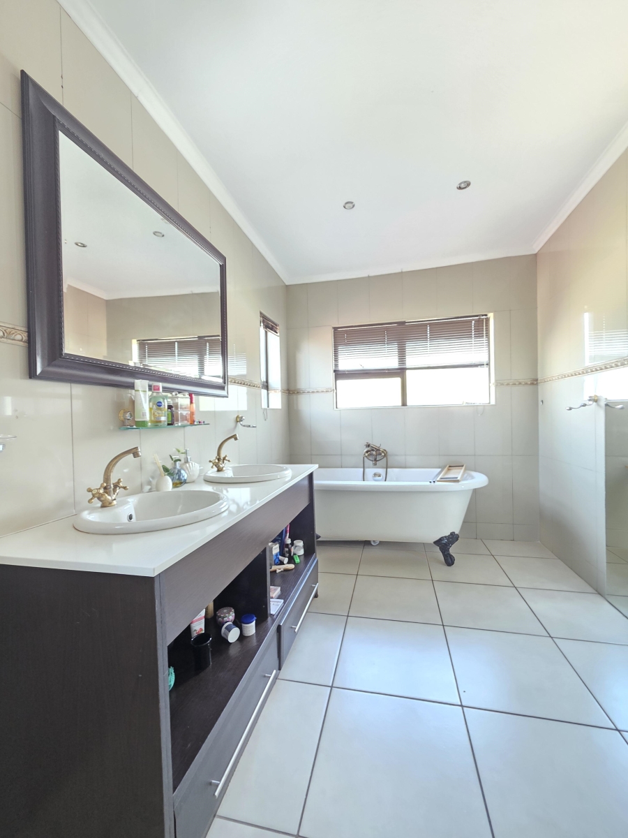4 Bedroom Property for Sale in Pinehaven Gauteng
