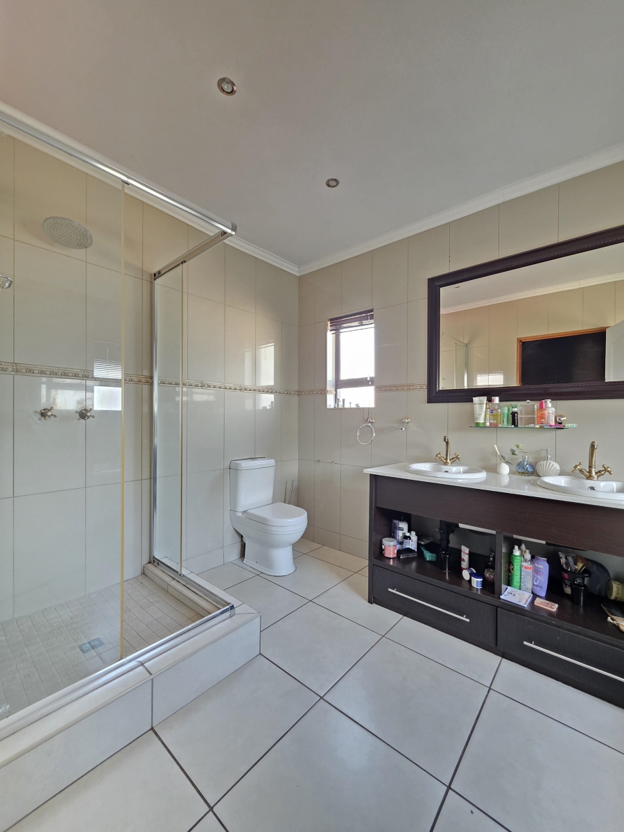 4 Bedroom Property for Sale in Pinehaven Gauteng