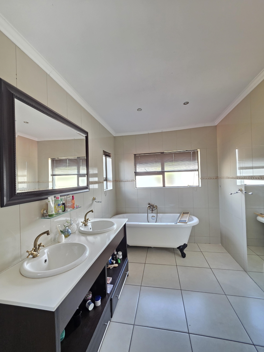 4 Bedroom Property for Sale in Pinehaven Gauteng