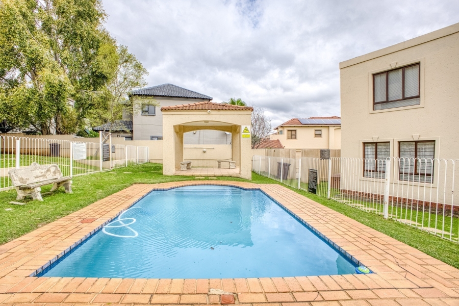 To Let 2 Bedroom Property for Rent in Fourways Gauteng