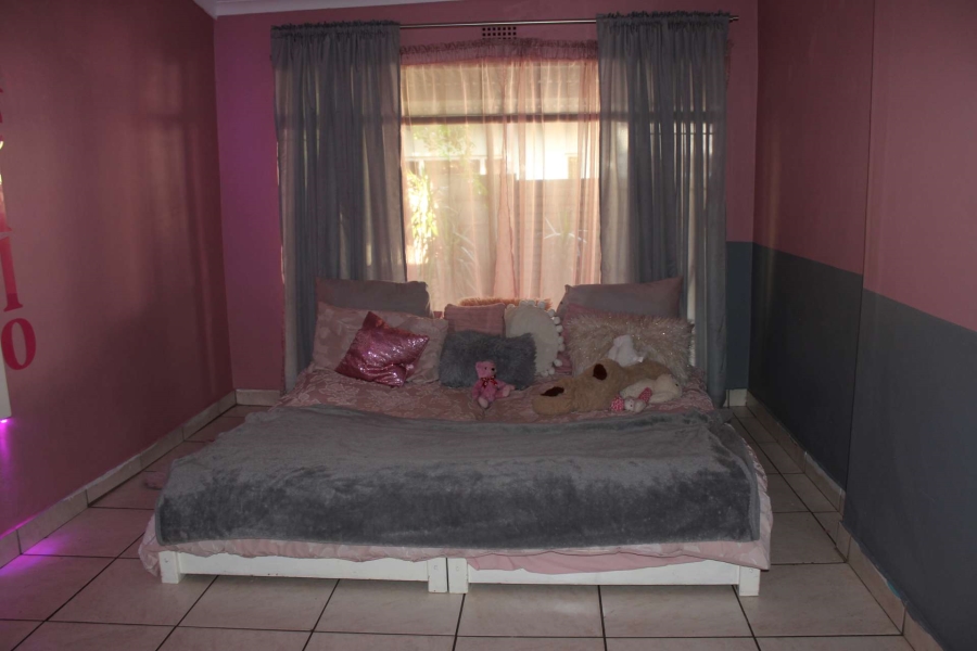 4 Bedroom Property for Sale in Mountain View Gauteng
