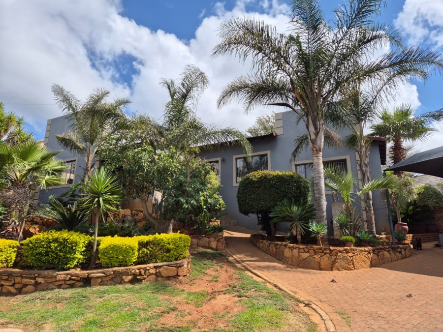 To Let 4 Bedroom Property for Rent in Roodekrans Gauteng
