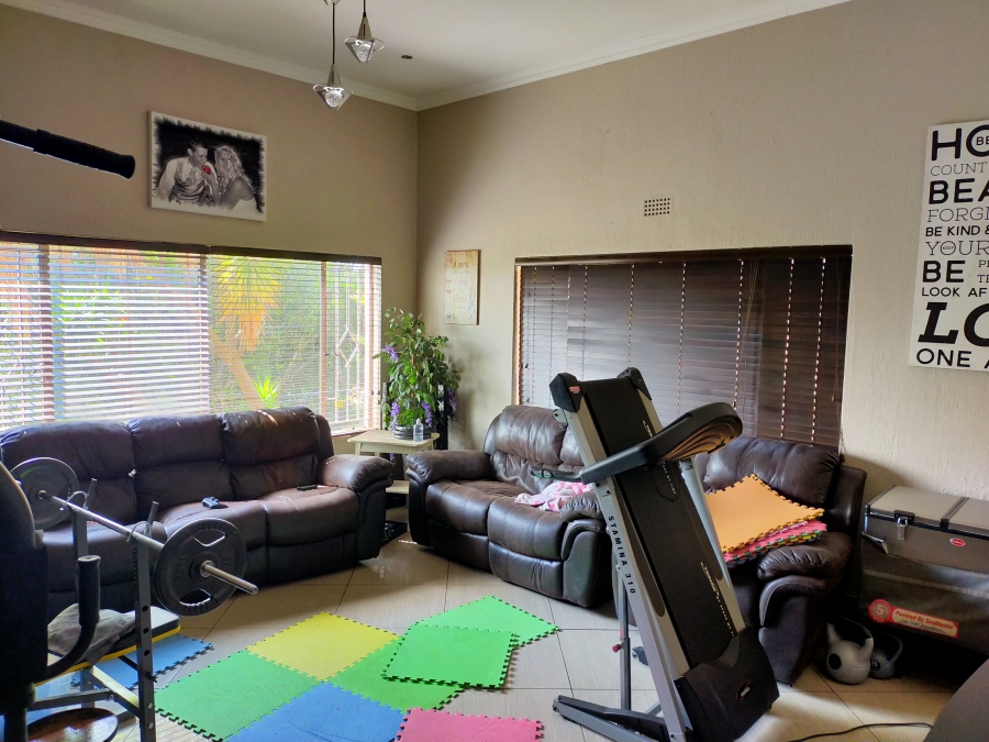 To Let 4 Bedroom Property for Rent in Roodekrans Gauteng