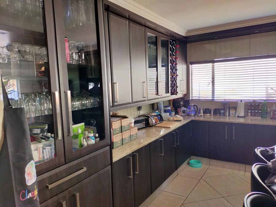 To Let 4 Bedroom Property for Rent in Roodekrans Gauteng