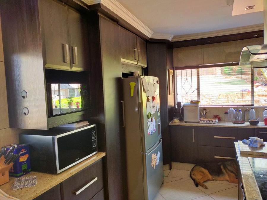 To Let 4 Bedroom Property for Rent in Roodekrans Gauteng