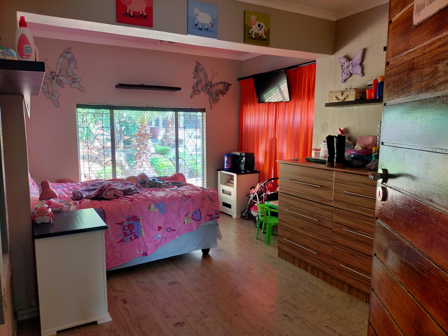 To Let 4 Bedroom Property for Rent in Roodekrans Gauteng