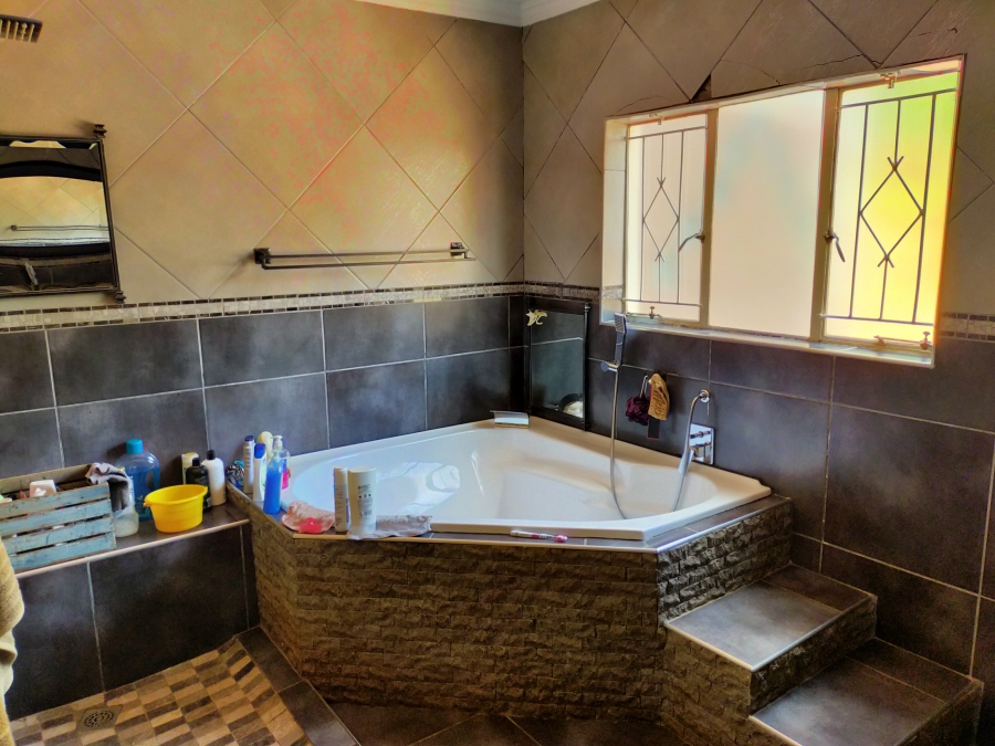 To Let 4 Bedroom Property for Rent in Roodekrans Gauteng
