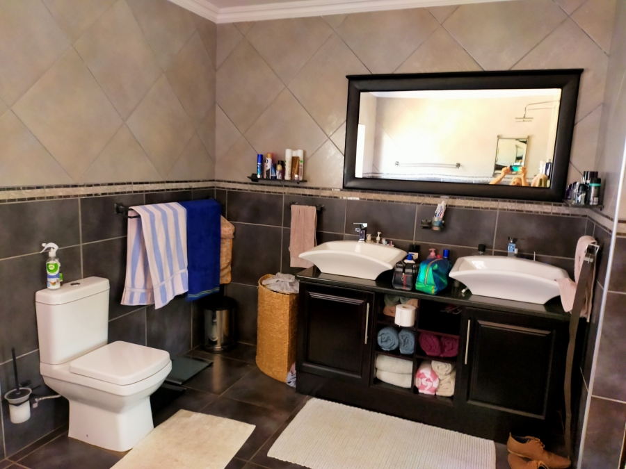 To Let 4 Bedroom Property for Rent in Roodekrans Gauteng