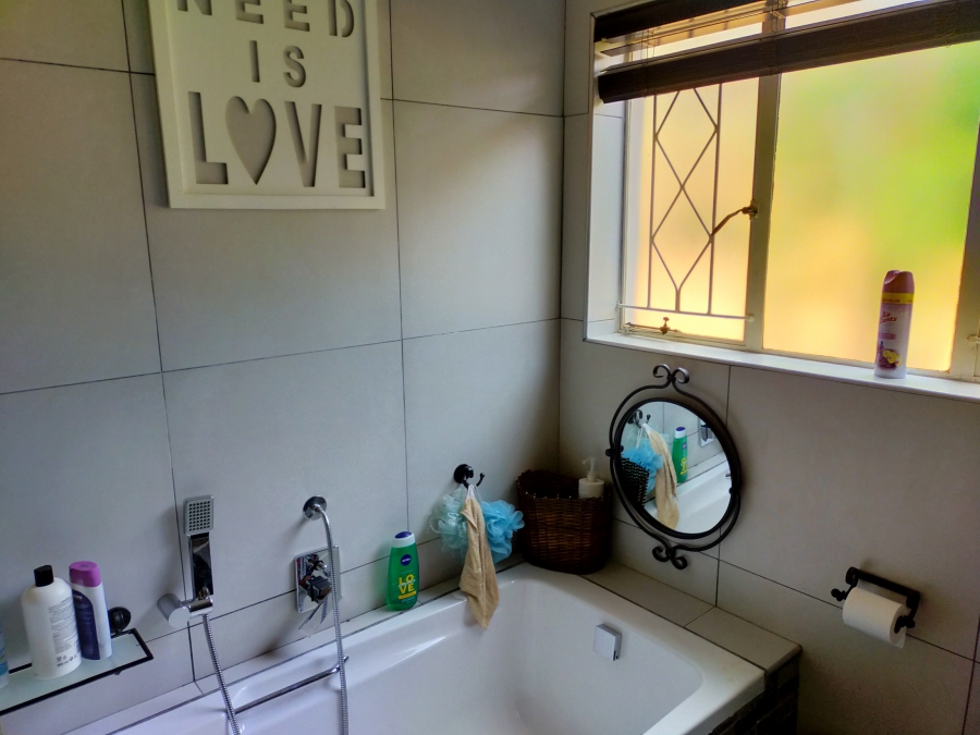 To Let 4 Bedroom Property for Rent in Roodekrans Gauteng