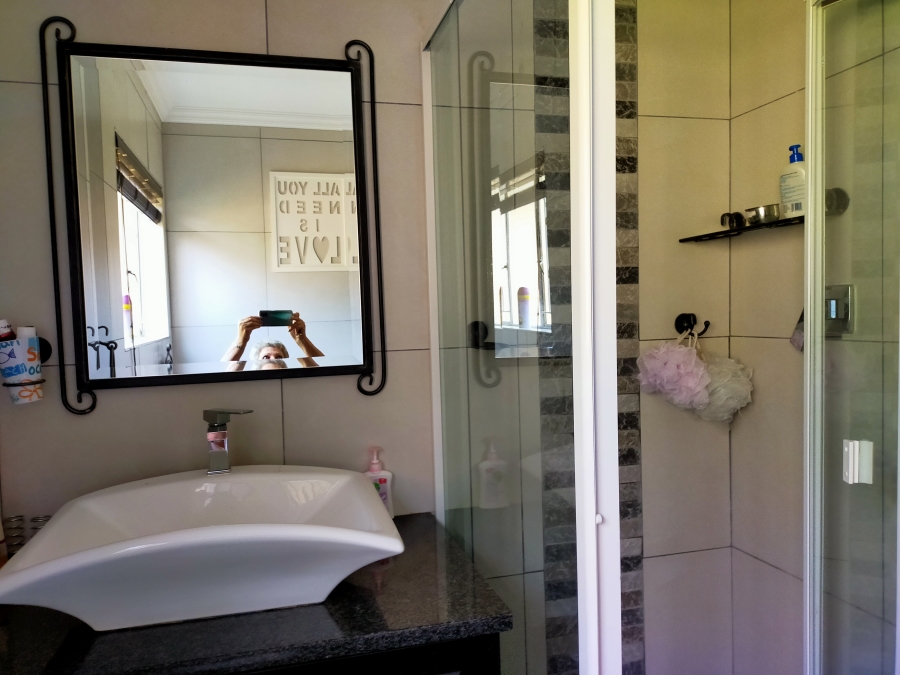 To Let 4 Bedroom Property for Rent in Roodekrans Gauteng