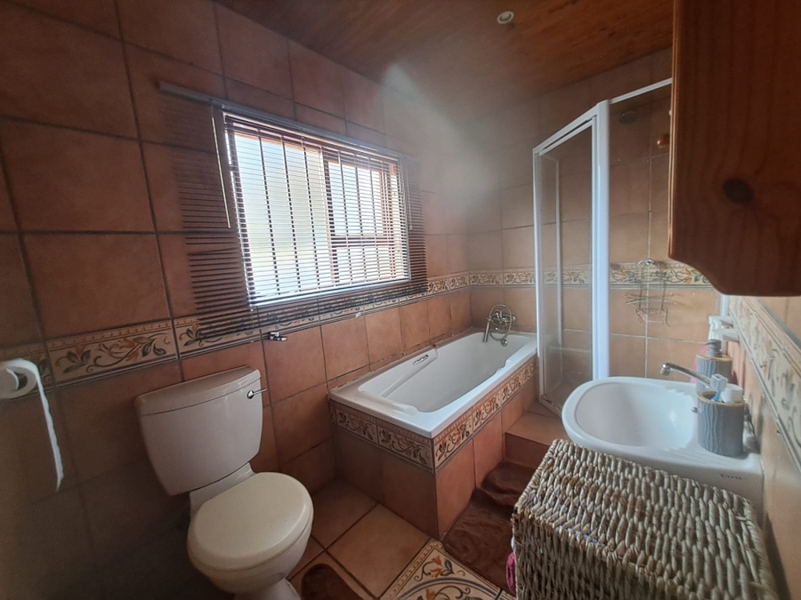 4 Bedroom Property for Sale in Wilgeheuwel Gauteng
