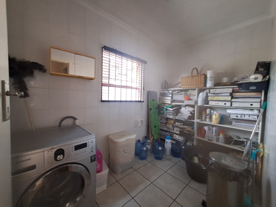 4 Bedroom Property for Sale in Wilgeheuwel Gauteng