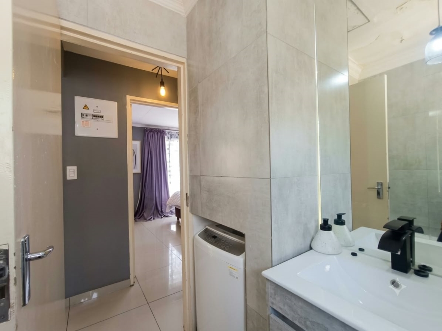 2 Bedroom Property for Sale in Sonneglans Gauteng