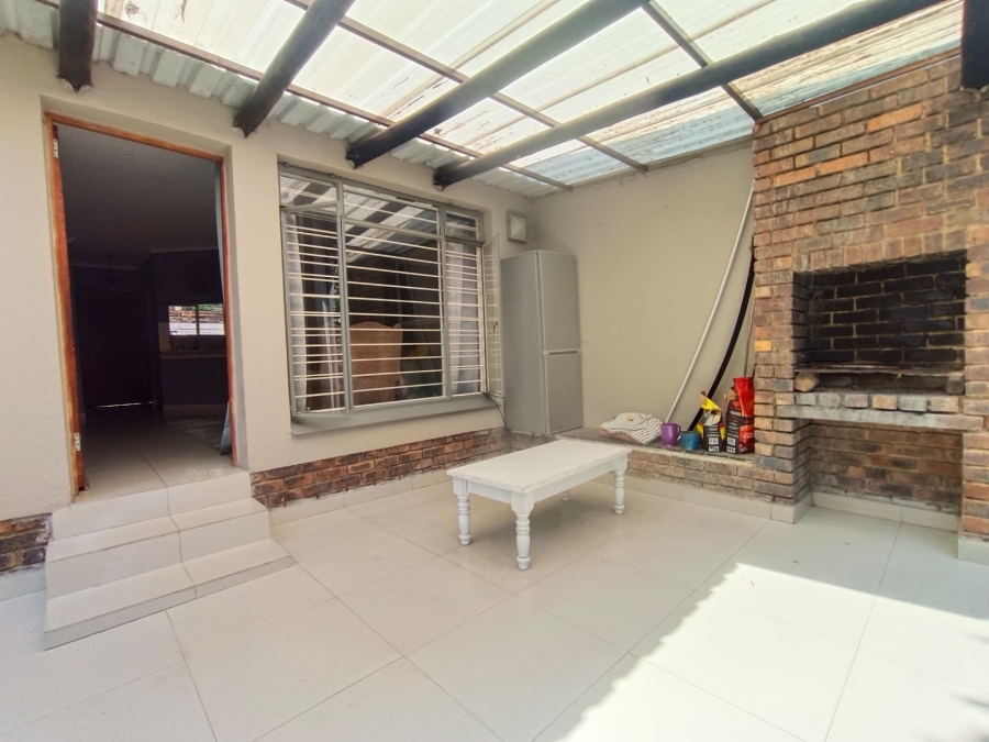 2 Bedroom Property for Sale in Sonneglans Gauteng